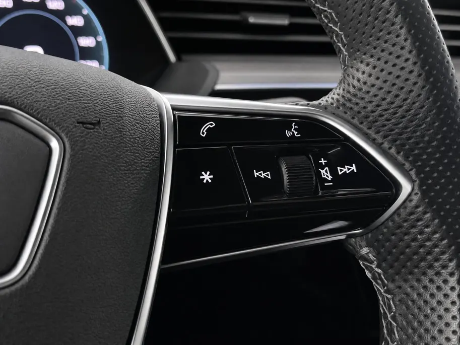 Audi e-tron 55 408pk Quattro S edition 95 kWh · SOH 97,1% · Panoramadak · Camera · Luchtvering · Zwart Optiek Plus · 21'' Inch ·