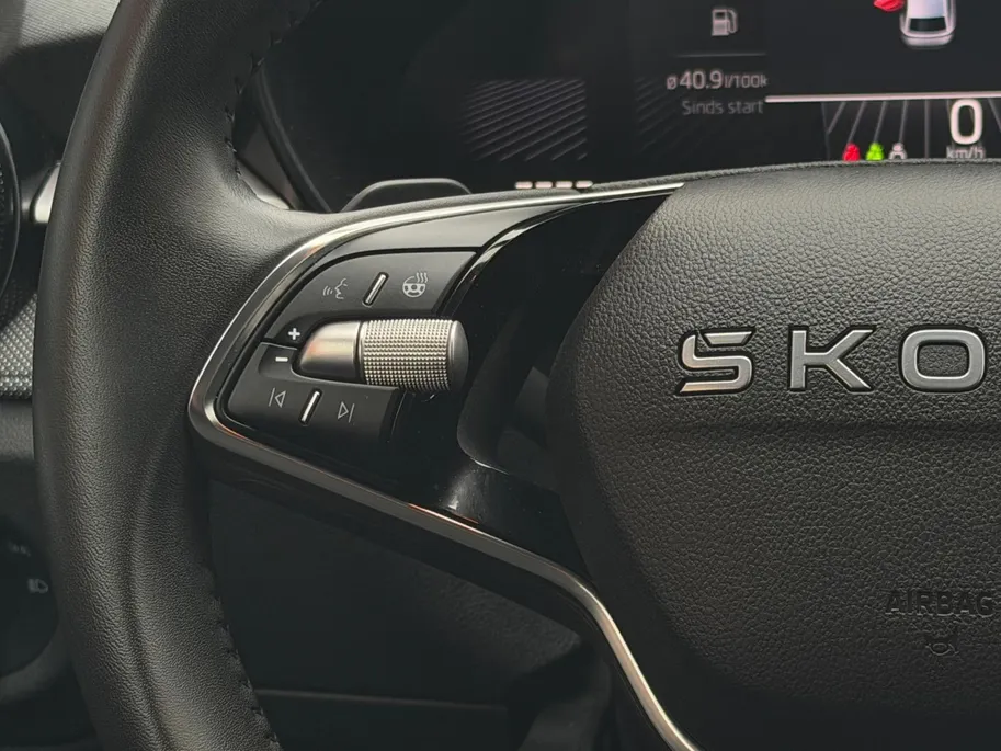 Škoda Fabia 1.0 TSI Selection 116PK AUTOMAAT | Lichtmetalen velgen| Parkeer sensoren| Climate Control| Stuur verwarming| Stoel verwarming| Apple Carplay & Android Auto