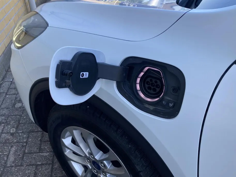 Ford Kuga 2.5 PHEV 225 pk Titanium Navigatie-Draadloos opladen-achteruitrijcamera-parkeersensoren
