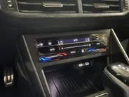 Volkswagen Taigo 115PK TSI R-Line Edition Automaat | Digital Cockpit | Camera | Adaptive Cruise Control | Apple CarPlay/Android Auto | 18' Lichtmetalen Velgen | Climate Control | Armsteun | Parkeersensoren |