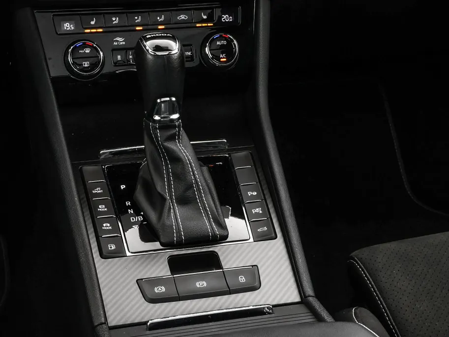 Škoda Superb Combi 1.4 TSI iV 218pk DSG Sportline Business · Panoramadak · 360 Camera · Inklap. Trekhaak · Matrix LED · Canton Audio · Elek. Stoelen + Geheugen ·