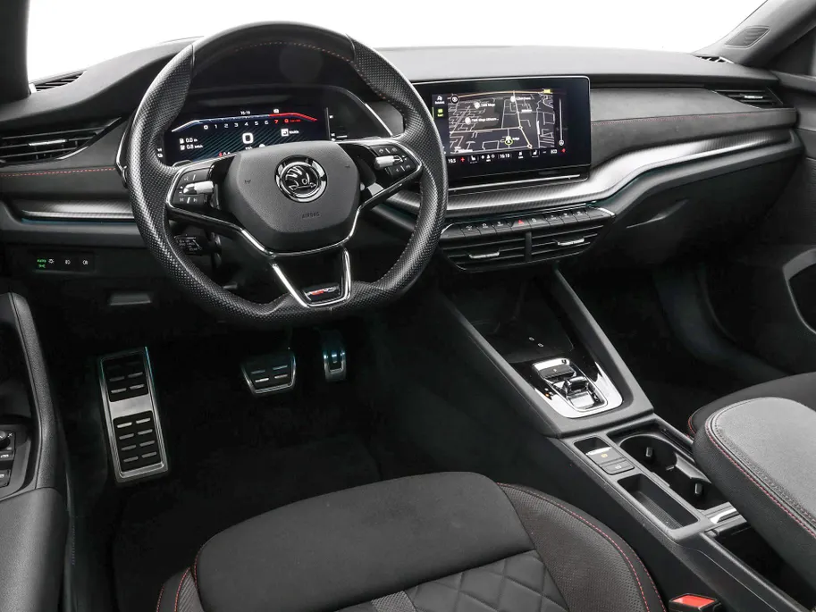 Škoda Octavia Combi 1.4 TSI 245pk DSG RS iV PHEV Business · Panoramadak · Apple/Android Car Play · P-Sensoren · Sfeerverlichting · 18'' Inch ·
