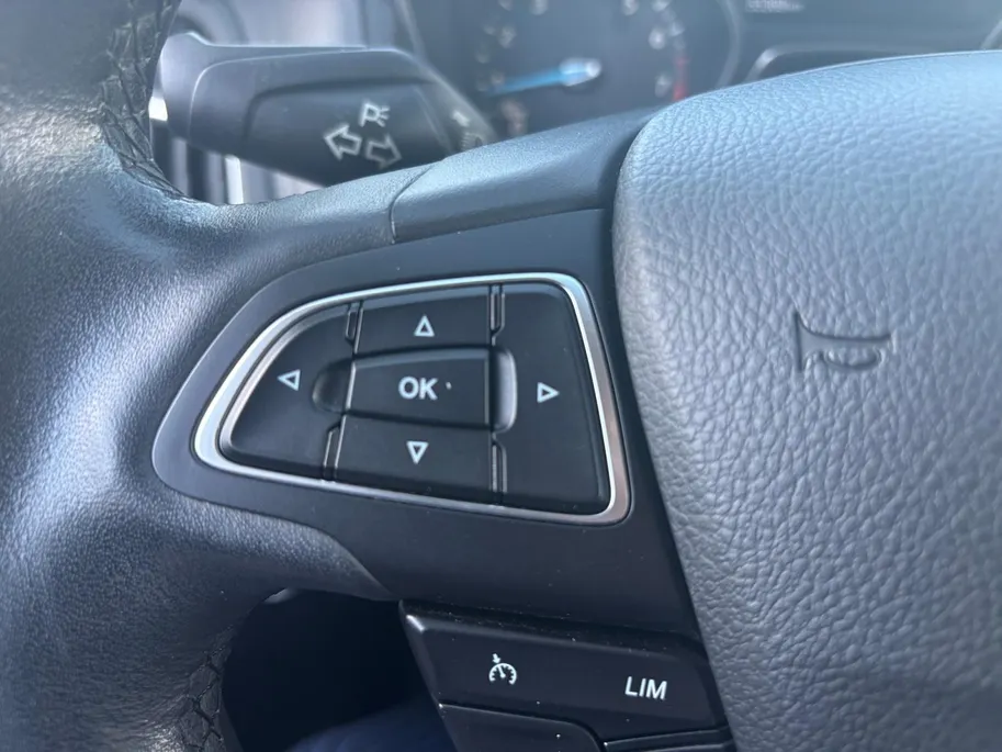 Ford Focus Wagon 1.0 Titanium |Lederen/stof bekleding| Trekhaak| bi-xenon koplampen| keyless entry| 12 maanden Bovag garantie|