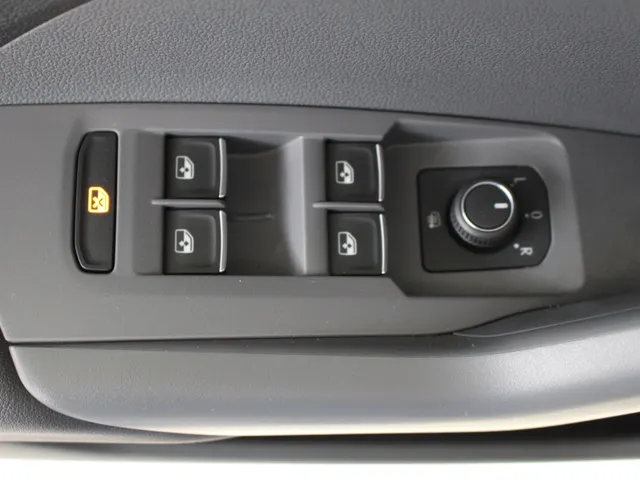 Volkswagen T-Cross 1.5 TSI DSG R-Line | Navigatie | PDC | 18 inch LM | Stoelverw.