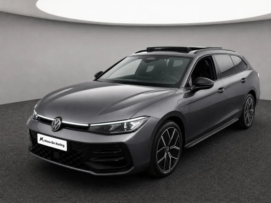 Volkswagen Passat Variant 1.5eHybrid 200kW/272PK R-Line Black Style · Panoramadak · Leder · Trekhaak · 360°Camera · Garantie t/m 24-08-2030 of 100000km.