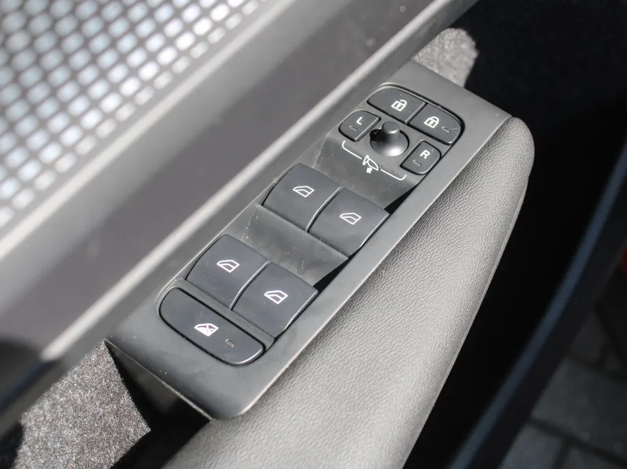 Volvo XC40 2.0 T4 R-Design | Keyless | HK Audio | Adap. Cruise | PDC | Elek. Trekhaak | 19' Velgen | Elek. Kofferklep | Camera | Stoelverwarming |