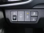 Kia Stonic 1.0 T-GDi MHEV DynamicLine | Stoelverwarming | Camera | Parkeersensor v+a | Clima | Navi | Apple Carplay/Android Auto | 15" LM | Cruise |