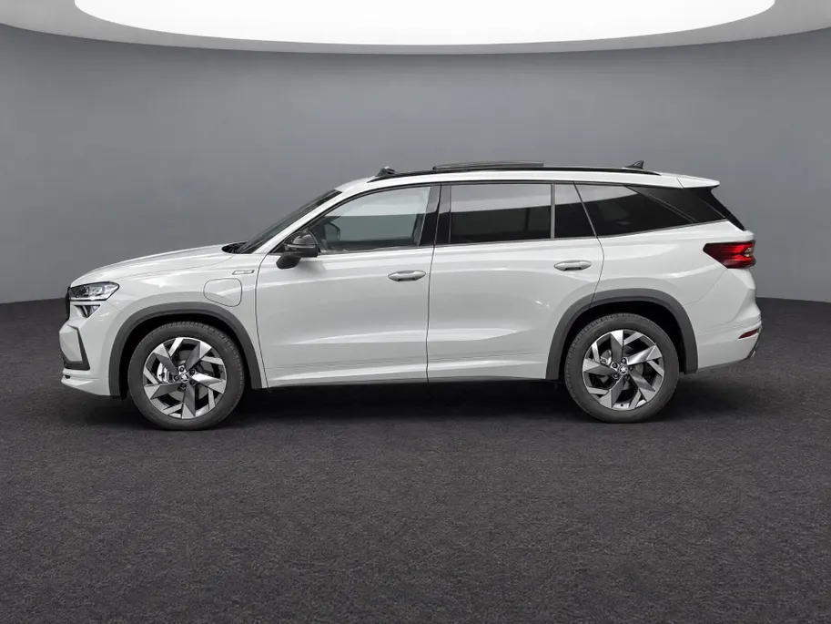 Škoda Kodiaq 1.5 TSI 204pk DSG PHEV Sportline Business · Panoramadak · Camera · Wegklapbare Trekhaak · Elek. Achterklep · Elek. Voorstoel · 19'' Inch · Garantie t/m 06-07-2030 of 100.000km
