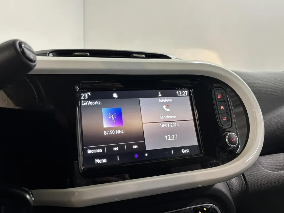 Renault Twingo Z.E. R80 Intens Automaat | 1e eigenaar | Apple CarPlay/Android Auto | Climate Control | Lichtmetalen Velgen | Cruise Control | Licht & Regen Sensor | Half Leder | Privacy Glass | Elektrische Ramen & Spiegels |