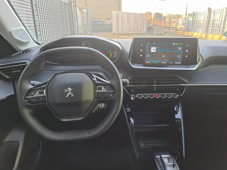 Peugeot e-208 EV Active Pack 50 kWh | Cruise control | Navigatiesysteem | Keyless start | DAB | LM Velgen | 100% Elektrisch | SOH 95,6 %