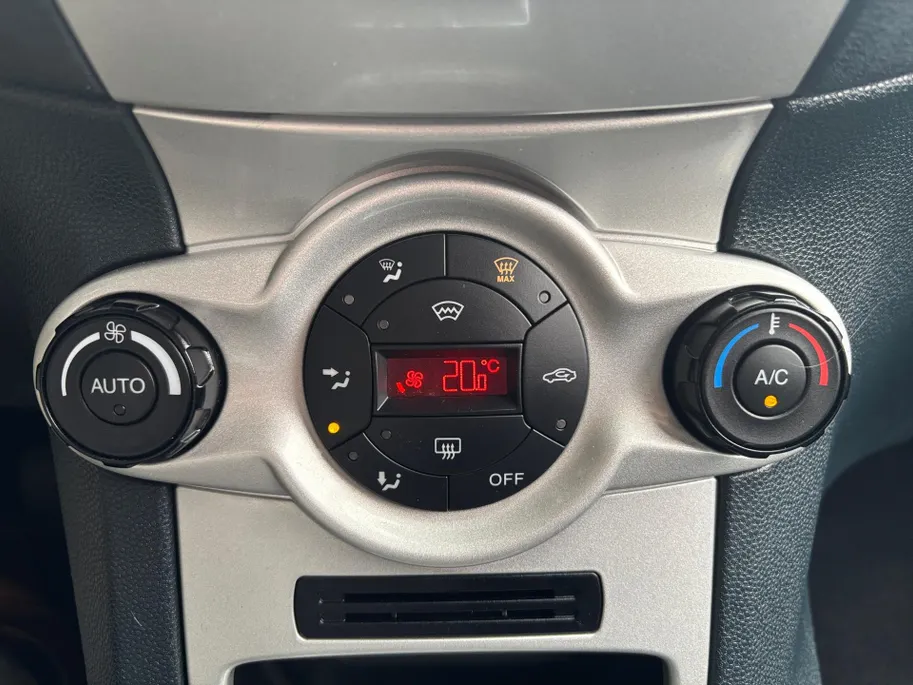 Ford Fiesta 1.4 Titanium | Voorruitverwarming | PDC | Airco | 12 maanden BOVAG garantie