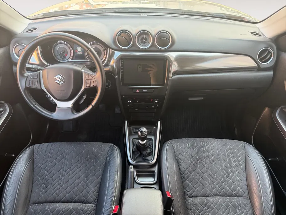 Suzuki Vitara 1.4 Boosterjet Comfort Smart Hybrid | Afneembare Trekhaak| Multimedia systeem| Climate Control| Keyless start| Parkeersensoren voor en achter| Stoel verwarming| Adaptieve cruise control