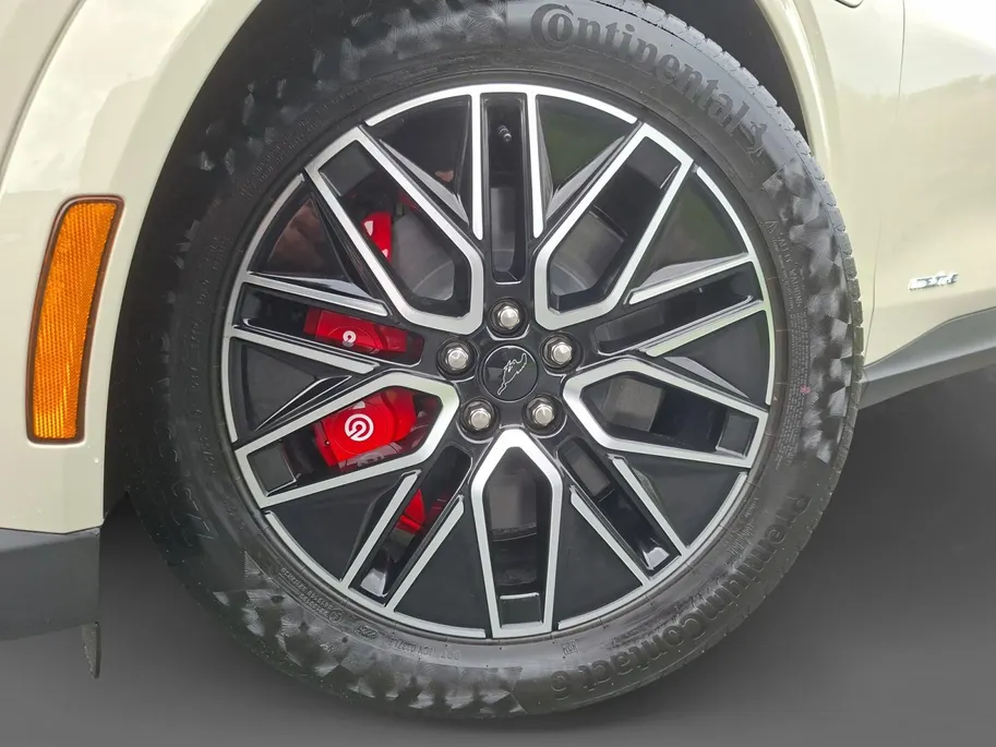Ford Mustang Mach-E Extended Premium RWD 88 kWh | Afneembare trekhaak | Stoelverwarming | Leer bekleed | 18' Lichtmetaal | Adaptive Cruisecontrol | Dodehoekdetectie | Led verlichting | Climate Control | Nieuw te bestellen |
