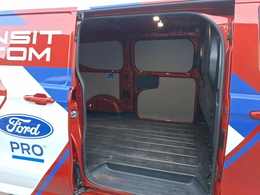 Ford E-Transit Custom 320 L1H1 Limited 65 kWh | 136 pk | DEMO | Dubbele schuifdeur | Pro Power Onboard | B&O | 17inch velgen
