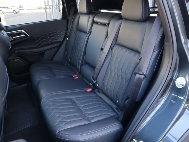 Mitsubishi Outlander 2.4 PHEV Instyle | Schui/Kantel Dak | Stoel Verwarming/Ventilatie | 1.600 KG Trekgewicht |