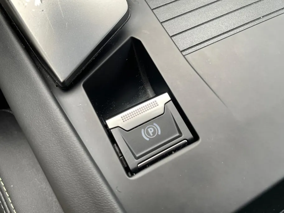 Peugeot 408 1.6 HYbrid GT 225 EAT8 First Edition *Navi*360Camera*Schuif/kanteldak*Trekhaak*Focal Audio*Adapt. Cruise Control* Memory stoel*Elekt. achterklep*Zeer nette auto!