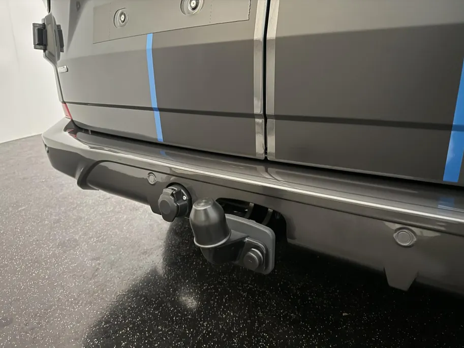 Ford Transit Custom 320 2.5 PHEV L2H1 Sport DC met o.a. uniek sport interieur, 19 inch lichtmetalen velgen, een trekhaak, een achteruitrijcamera en verwarmbare voorstoelen en stuurwiel