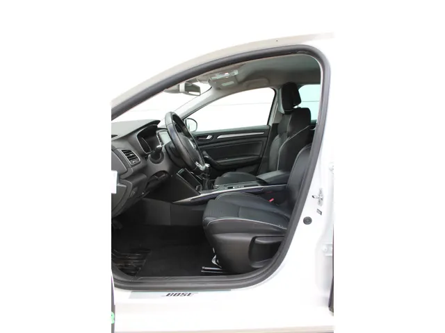 Renault Mégane Estate 1.3 TCe 160 PK Bose | Trekhaak | Bose geluid | Camera achter | Wit metallic |