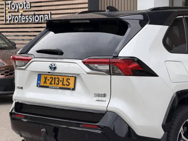 Toyota RAV4 2.5 PHEV Bi-Tone+ AWD | Trekhaak | Panoramadak | Stoel Verwarming & Ventilatie |