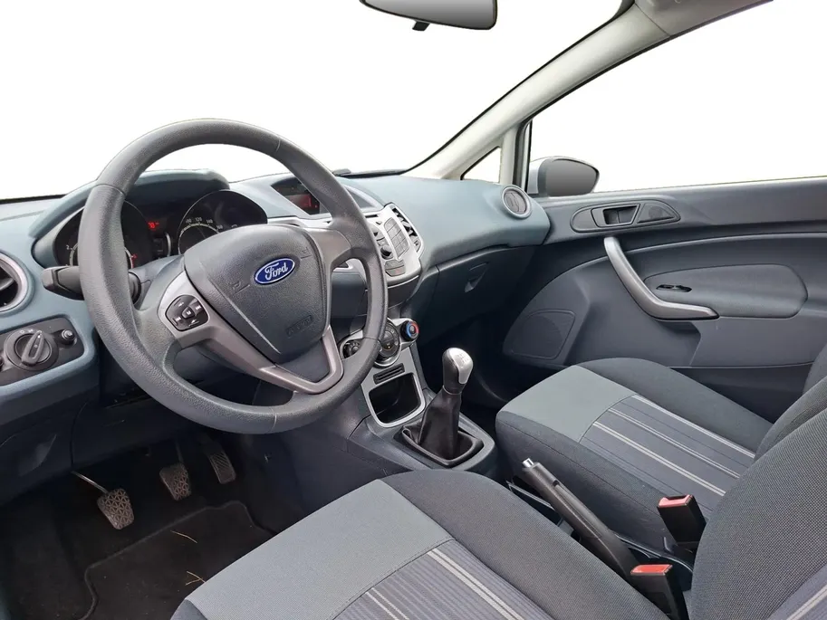 Ford Fiesta 1.25 Limited | Nieuwe Distributieriem bij aflevering | Trekhaak | All weather banden | Radio | Dealer onderhouden | Nieuwe APK | 12maanden BOVAG Garantie |