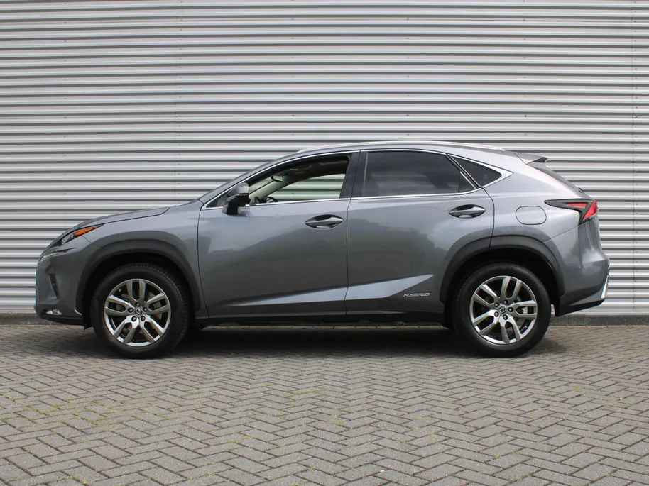 Lexus NX 300h AWD Sport Edition | Luxury + Safety Pack | Stuur-/stoelverwarming | Schuif-/kantel dak | Draadloze lader | 18' LM | Camera | Cruise adapt. |