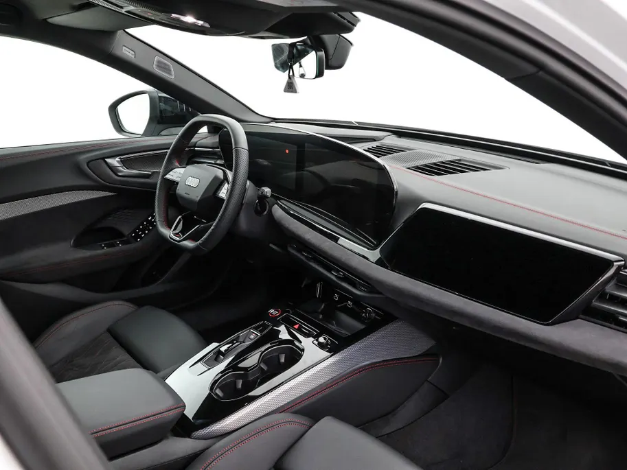 Audi A5 Avant 2.0 367pk S-tronic e-hybrid quattro S edition · 360 Camera · Wegklapbare Trekhaak · Bang & Olufsen Audio · Bijrijder Display · Zwart Optiek · 19'' Inch · Garantie t/m 26-07-2030 of 100.000