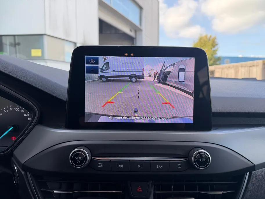 Ford Focus Wagon 1.0 EcoBoost Hybrid ST Line Style | Dealer onderhouden | NL auto | Winter pack | Trekhaak | Navigatie | Apple carplay & Android auto | Parkeersensoren voor en achter | Achteruitrijcamera | Cruise control | Draadloos opladen mobiel | Privacy glas | B