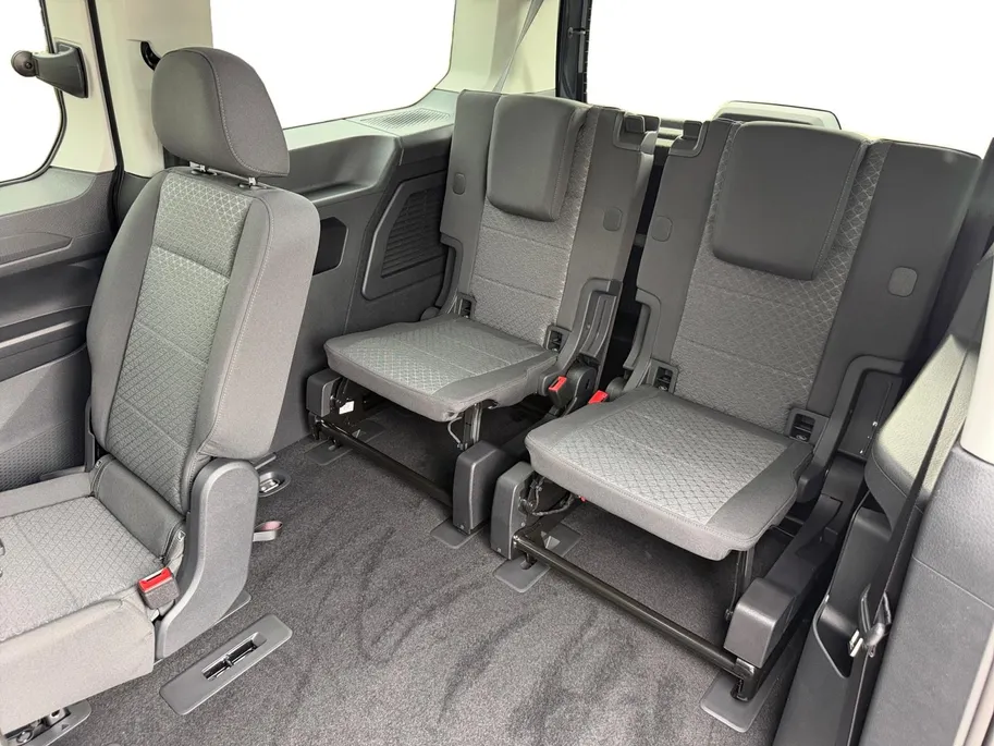Ford Transit Connect Ford Tourneo Connect PHEV L2 Titanium 7p. | Uit Voorraad Leverbaar | Geel Kenteken | Automaat | Trekhaak | AGR Gecertificeerde Voorstoelen | Achteruitrijcamera | Winter Pakket | Adaptieve Cruise Control