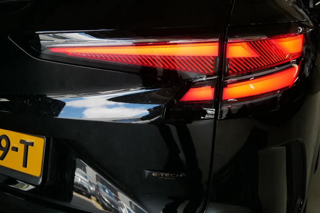 Renault Espace E-Tech full hybrid 200 iconic 7p. Pack Light & Sound | Pack Vision| Trekhaak| Rijdende demonstratie auto | Vraag naar de actuele kilometerstand