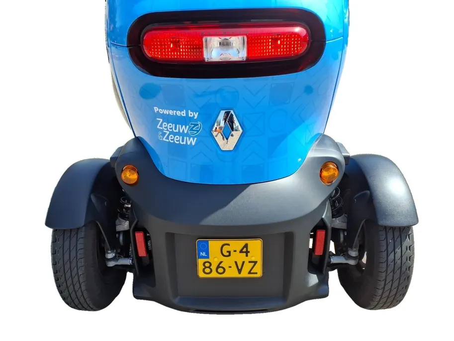 Renault Twizy Intens 80 duo uitvoering voor 2 personen | slechts 2048 KM | koopaccu |  LM velgen | blauwe wrap auto is zwart metallic Twizy Intens 80 duo uitvoering voor 2 personen | slechts 2048 KM | koopaccu |  LM velgen | blauwe wrap auto is zwart metallic