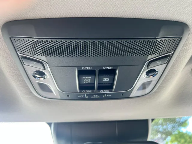 Honda HR-V 1.5 i-VTEC Executive AUTOMAAT | PANORAMADAK | CAMERA | PARKEER SENSOREN V+A | NAVIGATIE | HALF LEDER | NED. AUTO |