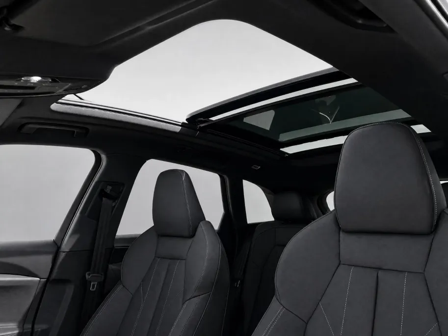 Audi Q5 2.0TFSIe-hybrid 220kW/299PK quattro S Line · Panoramadak · Trekhaak · 360°Camera + Parkeersensoren · Leder · Garantie t/m 17-05-2030 of 120000km.