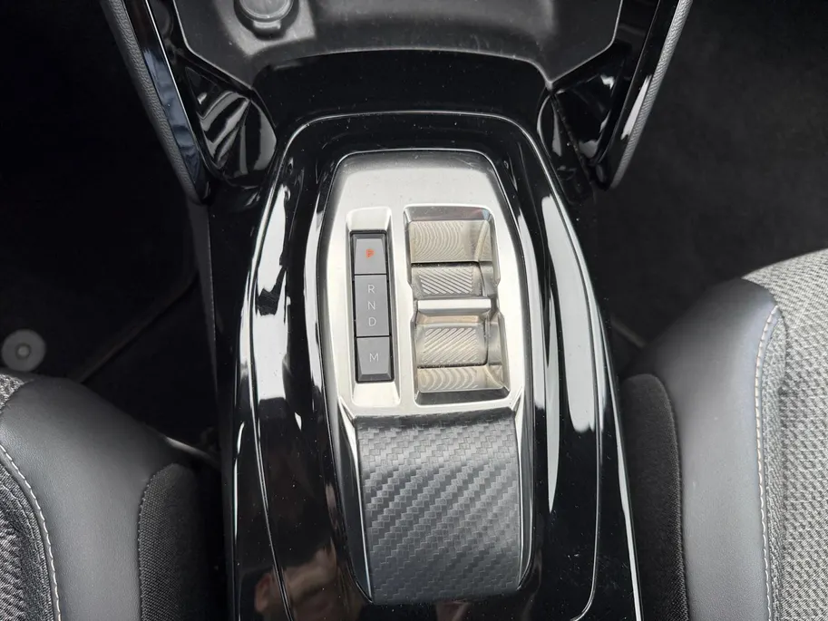 Peugeot 2008 1.2 PureTech 130 Allure | Automaat | Parkeersensoren voor en achter | Acteruitrijcamera | Apple carplay & Android auto | Cruise control | Navigatie | Trekhaak | Bovag garantie |