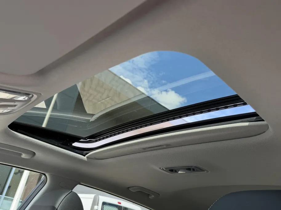 Kia e-Niro ExecutiveLine 64 kWh | Warmtepomp | Memory seats | Stoelverwarming- en ventilatie | JBL audio-installatie | Glazen schuif-/kanteldak | Dodehoekassistentie | Parkeersensoren voor- en achter | Apple/Android Carplay