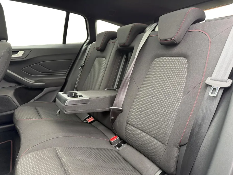 Ford Focus Wagon 1.0 EcoBoost Hybrid ST Line X | 155 pk | Automaat | Adapt. cruise control | BLIS | Pano dak | Parkeersensoren voor en achter | Achteruitrijcamera | 17' lichtmetalen velgen | Privacy glas | Fabrieksgarantie |