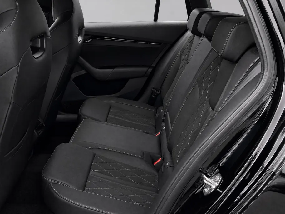 Škoda Octavia Combi 1.4TSI PHEV 180kW/245PK RS iV · Trekhaak ·  Camera · Navigatie · Leder/Alcantara · Apple/Android Car Play ·