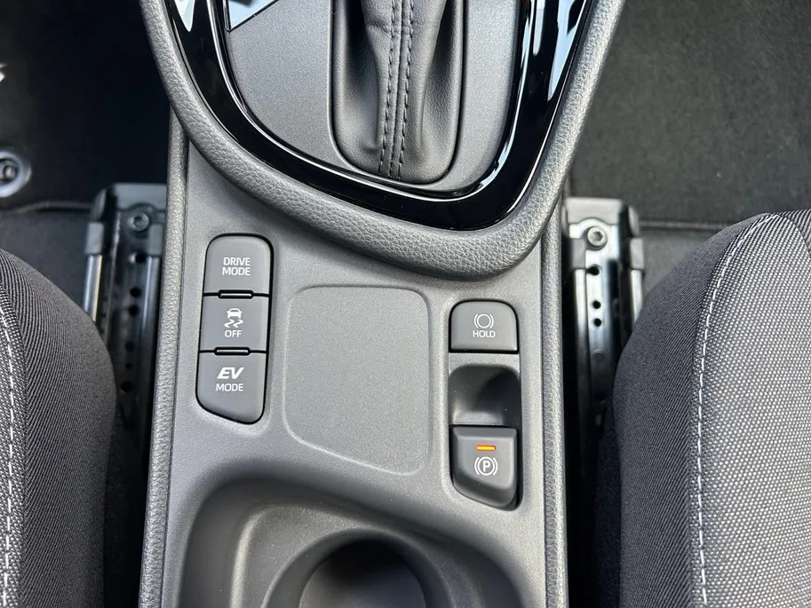 Toyota Yaris 1.5 Hybrid Dynamic | Nieuw | Apple Carplay/Android Auto | hill hold functie | airco (automatisch) | achteruitrijcamera | buitenspiegels verwarmbaar |