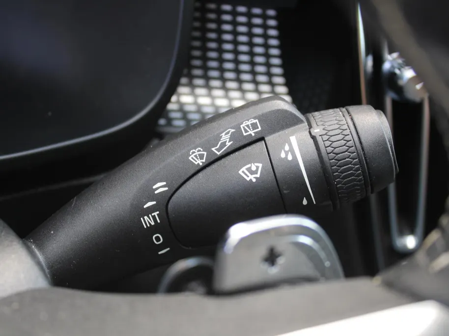 Volvo XC40 2.0 T4 R-Design | Keyless | HK Audio | Adap. Cruise | PDC | Elek. Trekhaak | 19' Velgen | Elek. Kofferklep | Camera | Stoelverwarming |