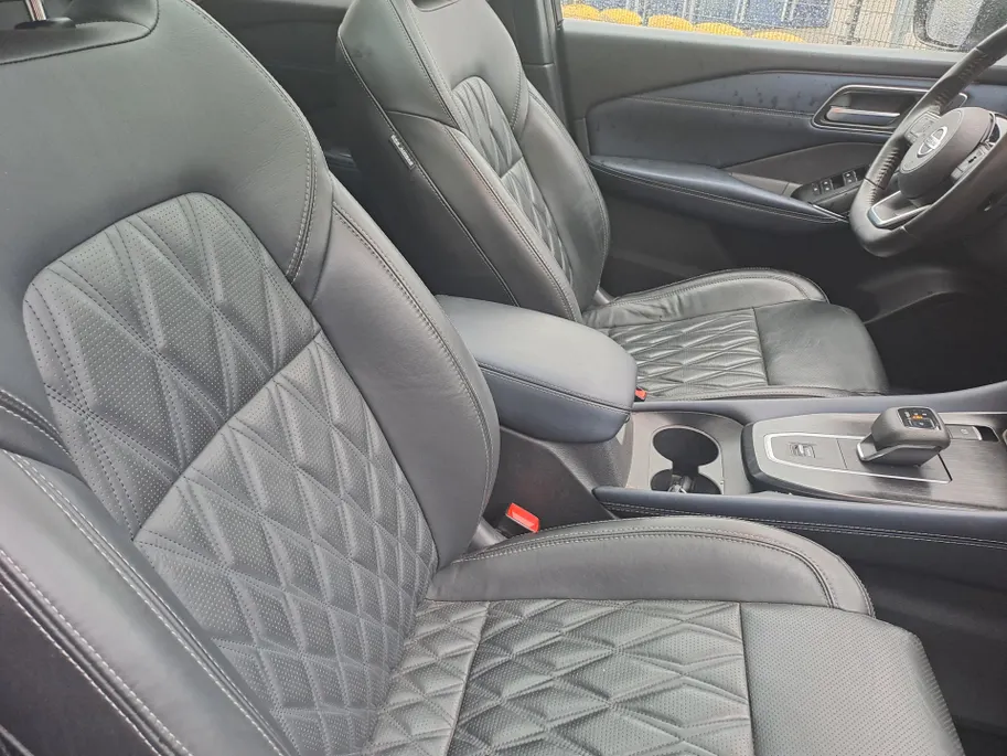 Nissan QASHQAI 1.3 MHEV Xtronic Tekna Plus | Panorama Dak | Dodehoekdetectie | Automaat | Trekhaak | Navigatie | 360 Camera | Head-up display | stuur verwarmd | Voorstoelen verwarmd | Leer | BOSE | Verwarmde voorruit