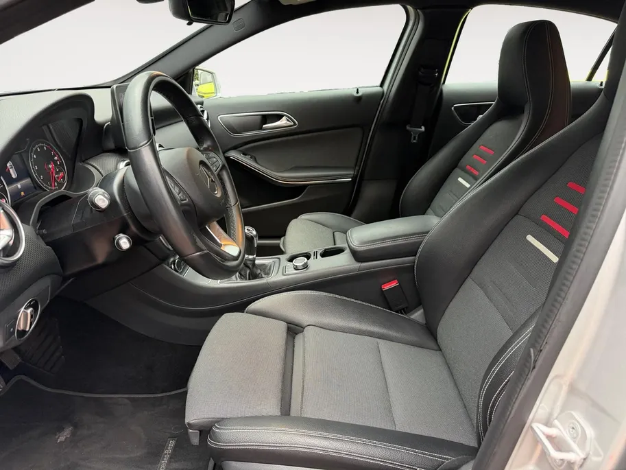 Mercedes-Benz A-Klasse 180 Business Solution | Zeer nette auto | Navigatie | Achteruitrijcamera | Parkeersensoren v + a | Comfort stoelen | Stoelverwarming | Bovag garantie | NAP