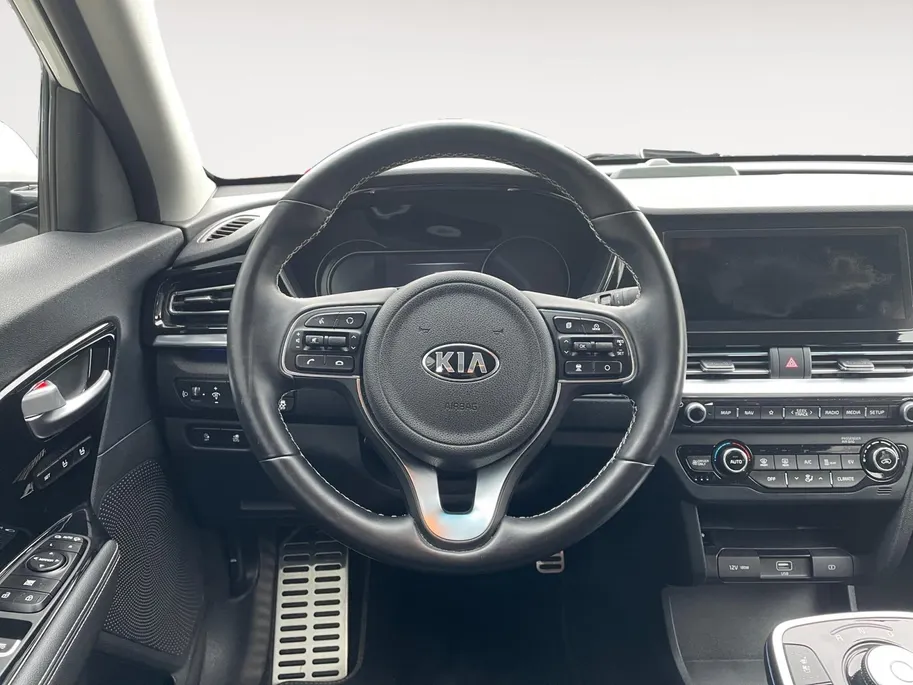 Kia e-Niro ExecutiveLine 64 kWh | SOH 100% | Warmtepomp | Navigatie | Adaptive cruise control | Climate control | Apple Carplay & Android Auto | Achteruitrijcamera | Stoel- stuurverwarming |