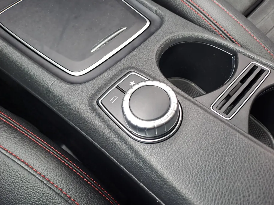 Mercedes-Benz GLA 180 Business Solution AMG AUTOMAAT | Trekhaak | Cruise | Panorama Schuif/kantel Dak | Navigatie | Camera | AMG-styling