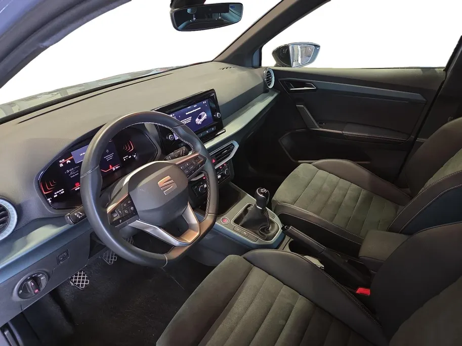 SEAT Arona Xperience Business Connect | Adaptief Cruise  | Climate Control | Camera | Dodehoek Detectie | 17'' LM Velgen | Apple Carplay | Android Auto | 9.000 km!