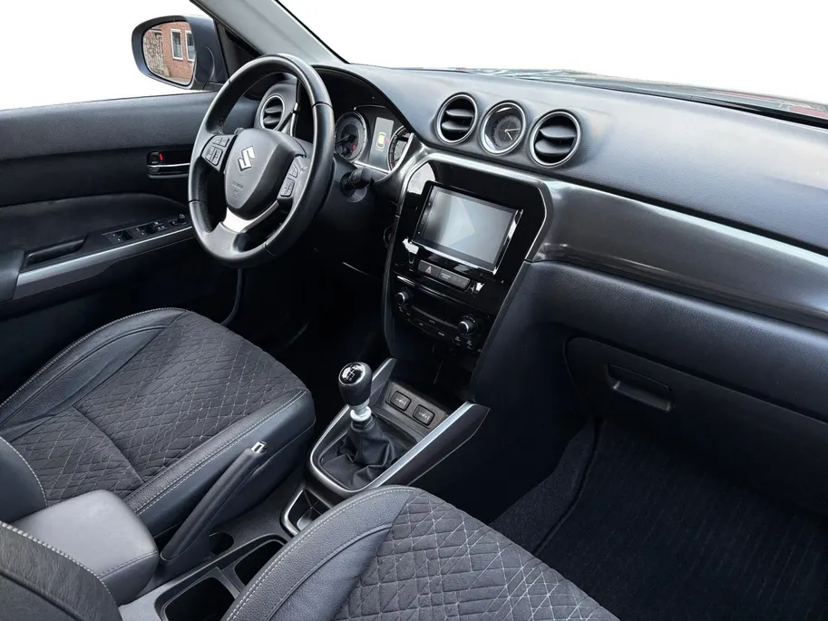 Suzuki Vitara 1.4 Boosterjet Style Smart Hybrid | Trekhaak | Dealer onderhouden | Navigatie | dodehoek detectie | Achteruitrijcamera | Stoelverwarming |10 jaar garantie! |