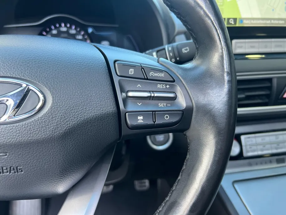 Hyundai Kona EV Fashion 64 kWh | Warmtepomp | Navigatie | Apple Carplay & Android Auto | Adaptive cruise control | Open dak | Head-up display | Achteruitrijcamera |