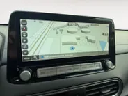 Hyundai Kona EV Fashion 64 kWh | Zeer nette auto | 97,6 % SOH | Navigatie | Head-up display | Achteruitrijcamera | Hoge zit |