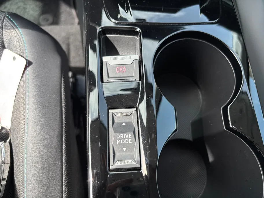 Peugeot e-2008 EV Allure Pack 50 kWh | Stoelverwarming | Cruise | Camera
