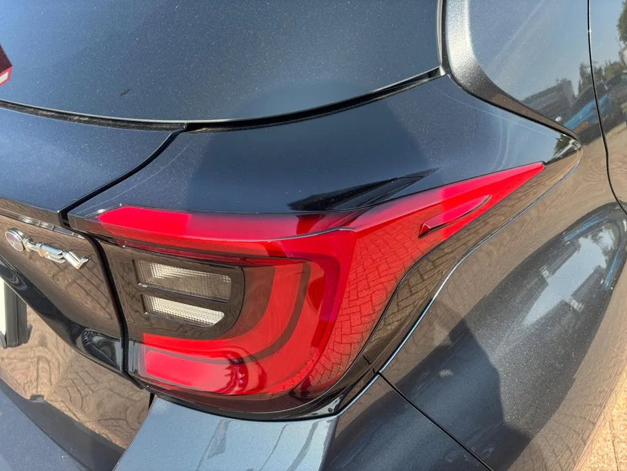 Toyota Yaris 1.5 Hybrid 115 Comfort *NIEUW*Automaat*Navi via Carplay*Camera*Climate Control*Adapt. Cruise Control*LM.Velgen*NIEUWE AUTO!