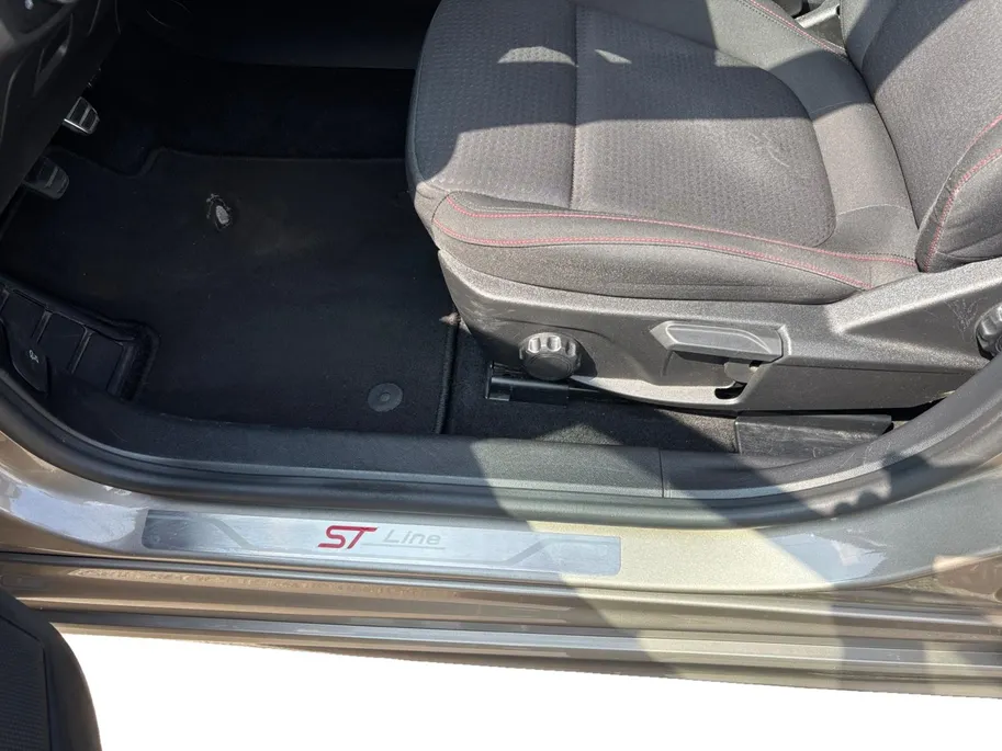 Ford Focus 1.0 EcoBoost ST Line Business 125PK | Winter Pack | Comfort Pack | Privacy Glass | Climate Control | Keyless Entry