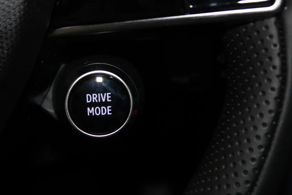 Nissan Micra EVOLVE 52 kWh | Google assist | LMwielen | Achteruitrijcamera | parkeersensoren voor en achter | 4 rijmodus | 417km WLTP | Climatecontrole | cruisecontrole | keyless entry|